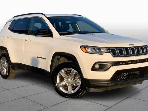 Used 2024 Jeep Compass Latitude image 2