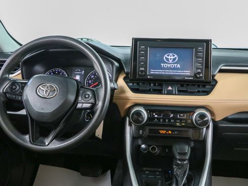 Used 2020 Toyota RAV4 LE FWD image 17