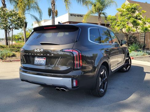 Certified 2023 Kia Telluride EX w/ EX Captain's Chair Package FWD image 2
