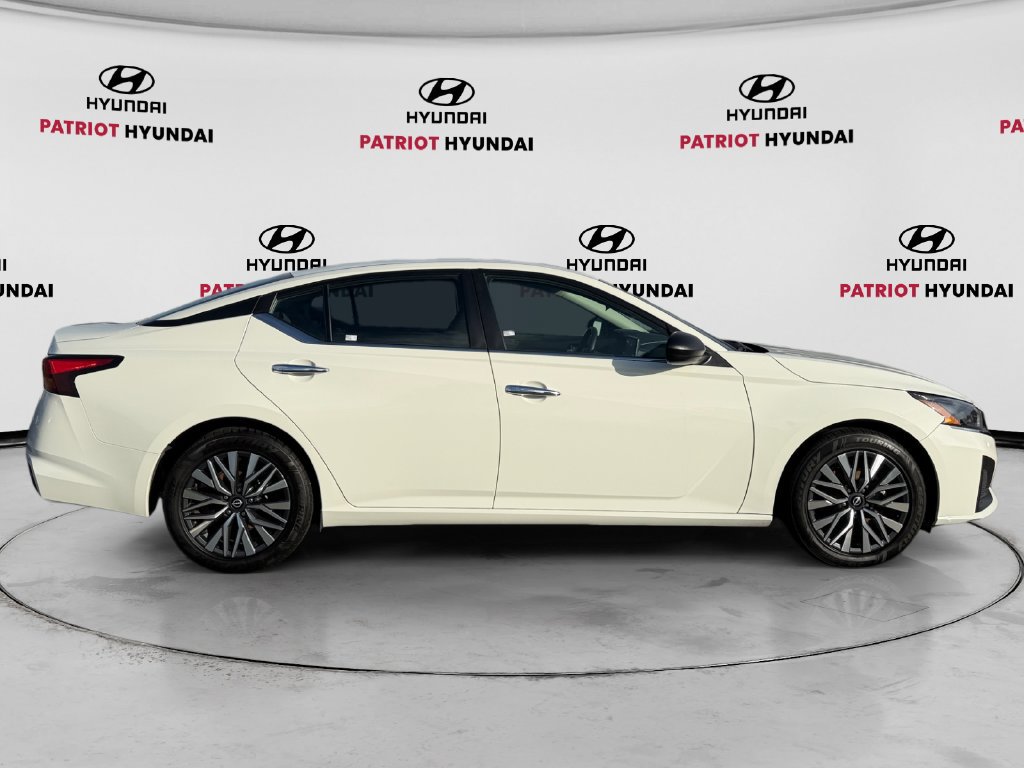 Used 2025 Nissan Altima 2.5 SV FWD image 2