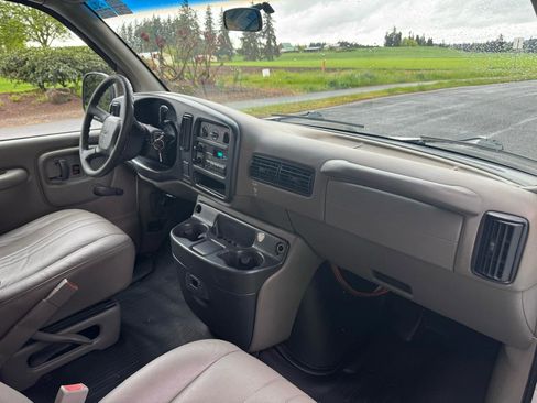 Used 2000 GMC Savana 3500 Extended Passenger RWD image 12