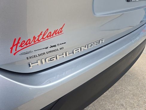 Used 2022 Toyota Highlander XLE image 25