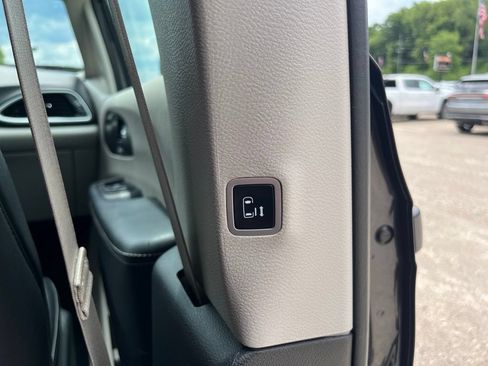 Used 2023 Chrysler Pacifica Touring-L FWD image 36