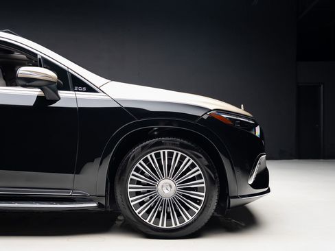 Used 2024 Mercedes-Benz Maybach EQS 680 4MATIC image 40