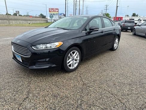 Used 2016 Ford Fusion SE w/ SE Cold Weather Package FWD image 2