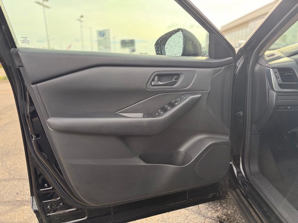 Used 2024 Nissan Rogue S AWD/4WD image 15