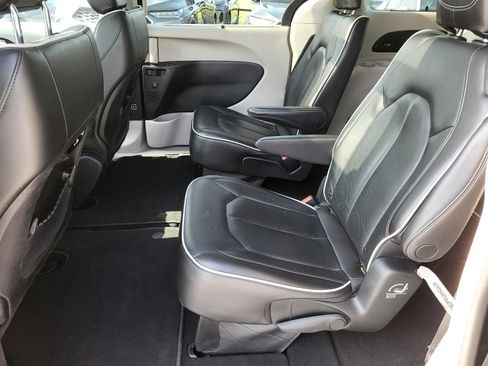 Used 2023 Chrysler Pacifica Limited FWD image 12