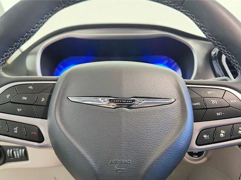 Used 2023 Chrysler Pacifica Touring-L FWD image 25