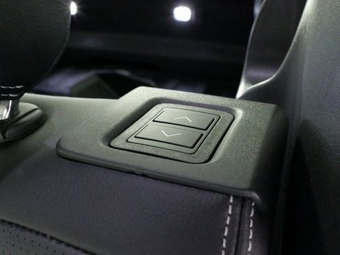 Used 2024 Land Rover Discovery S image 42