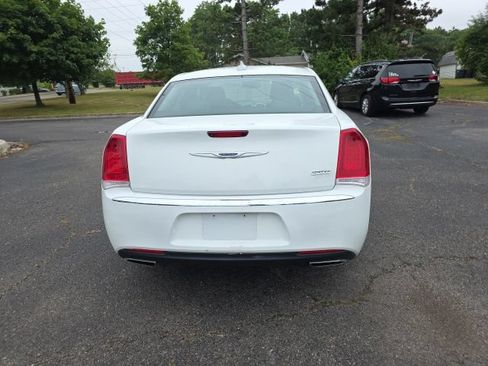 Used 2019 Chrysler 300 Touring w/ Quick Order Package 2EF RWD image 7