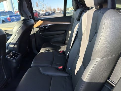 Used 2023 Volvo XC90 B5 Plus image 12