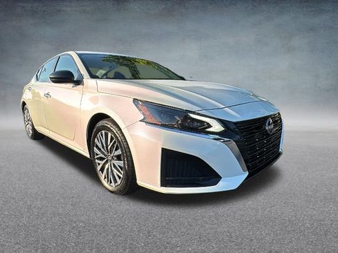 Used 2025 Nissan Altima 2.5 SV FWD image 3
