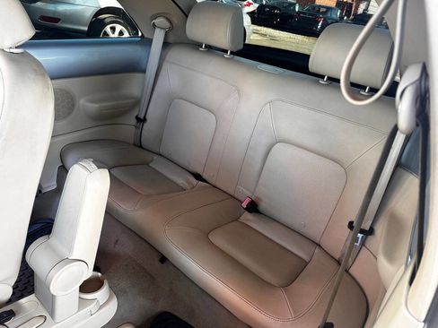 Used 2010 Volkswagen Beetle Coupe image 12