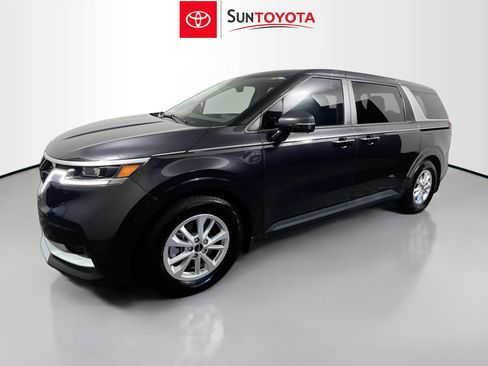 Used 2023 Kia Carnival LX image 9