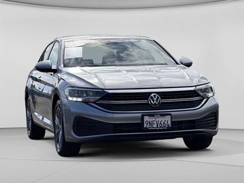 Used 2024 Volkswagen Jetta SE FWD image 4