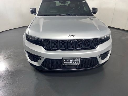 Used 2025 Jeep Grand Cherokee Limited w/ Luxury Tech Group II AWD/4WD image 6