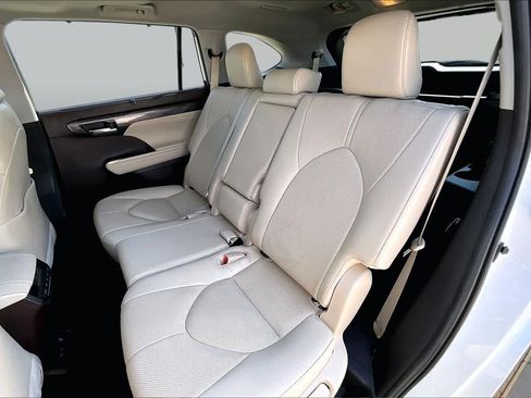 Used 2022 Toyota Highlander Limited FWD image 21