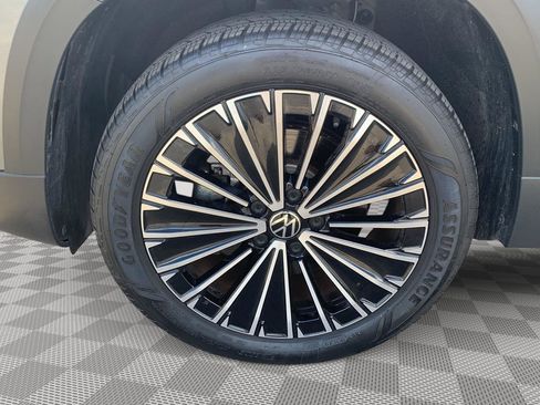 Used 2025 Volkswagen Taos SE w/ Taos MDO Package image 9