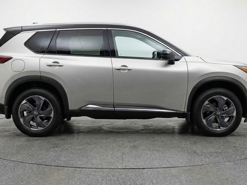 Used 2025 Nissan Rogue SV image 11