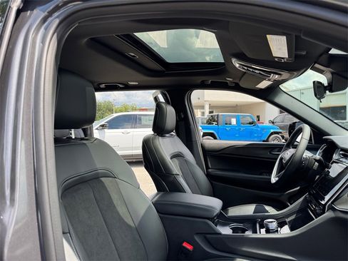 New 2025 Jeep Grand Cherokee Altitude image 16