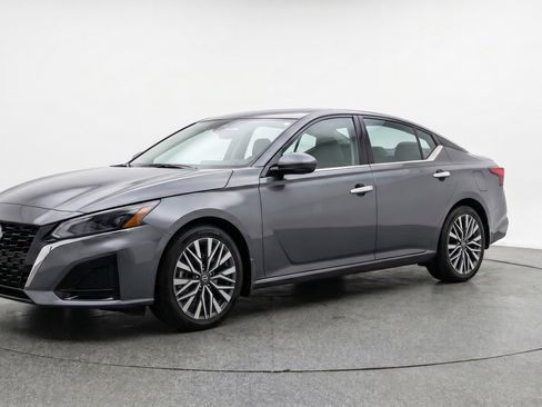 Used 2025 Nissan Altima 2.5 SV FWD image 3
