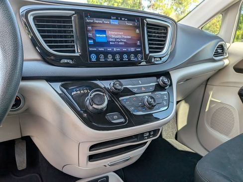Used 2017 Chrysler Pacifica Touring w/ Tire & Wheel Group FWD image 31