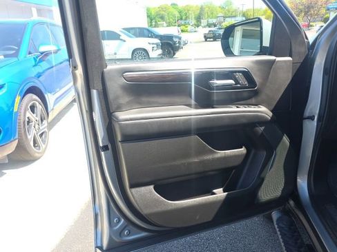 Used 2025 Chevrolet Suburban Z71 AWD/4WD image 16