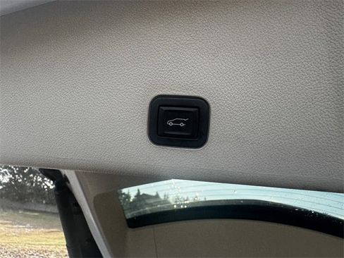 Used 2016 Cadillac SRX Luxury w/ Driver Awareness Package image 18