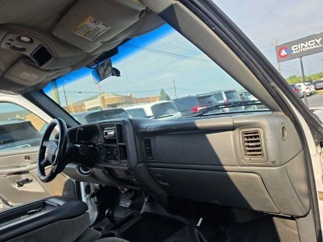 Used 2004 Chevrolet Silverado 2500 LS w/ Heavy-Duty Power Package AWD/4WD image 9