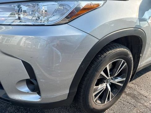 Used 2019 Toyota Highlander LE FWD image 2