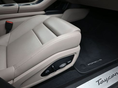 Used 2025 Porsche Taycan image 33