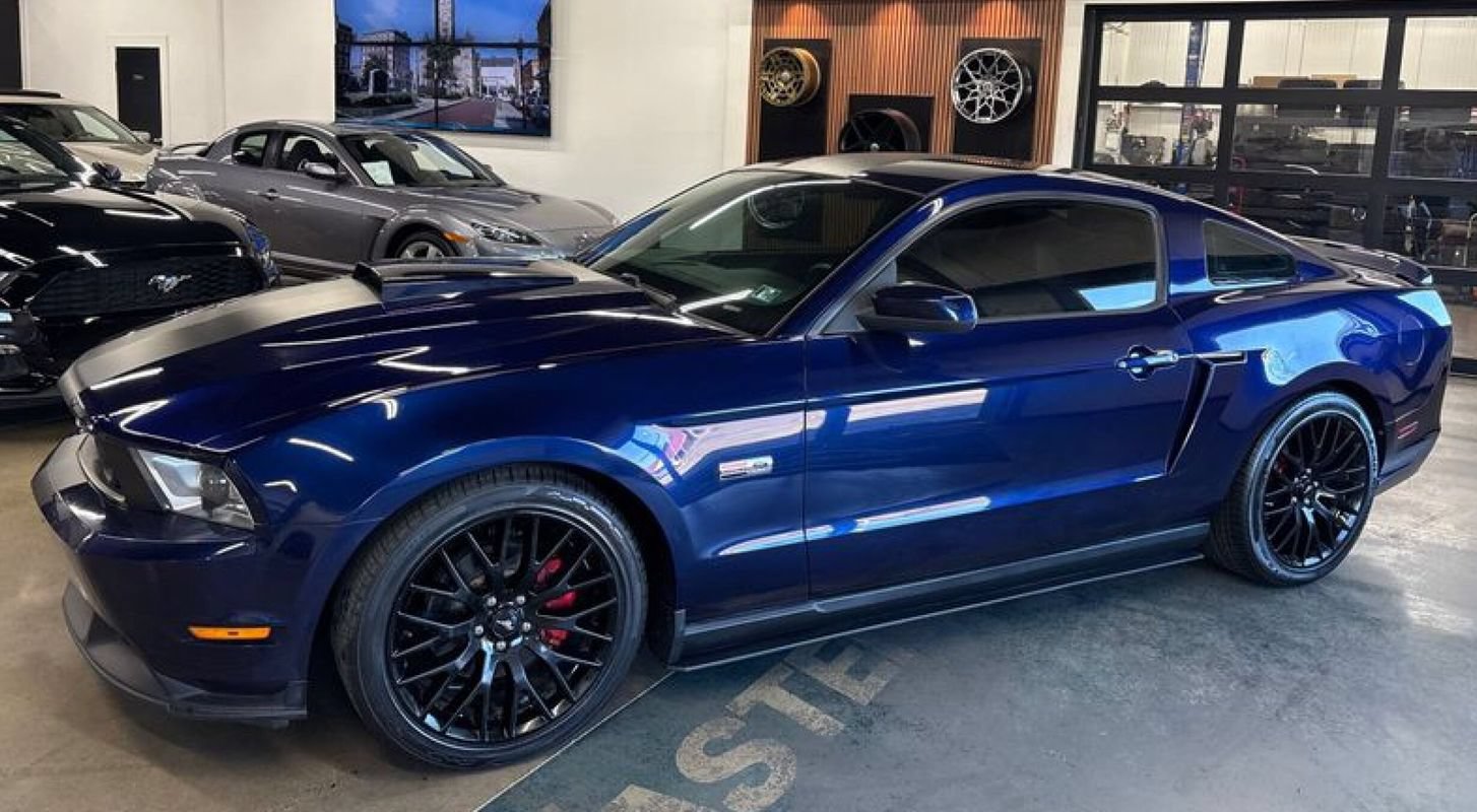 Used 2010 Ford Mustang GT Premium RWD image 1