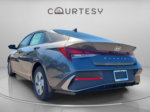 New 2026 Hyundai Elantra SE image 3