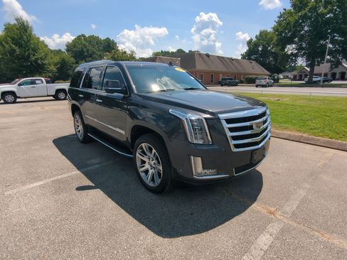 Used 2017 Cadillac Escalade Luxury AWD/4WD image 2