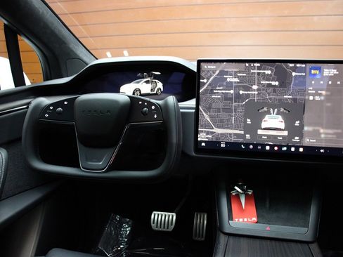 Used 2023 Tesla Model X image 25