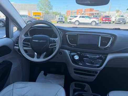 Used 2017 Chrysler Pacifica Limited FWD image 11