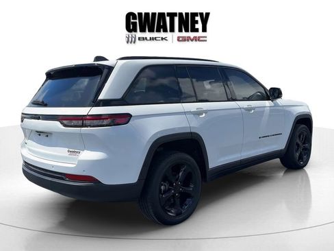 Used 2024 Jeep Grand Cherokee Altitude AWD/4WD image 5