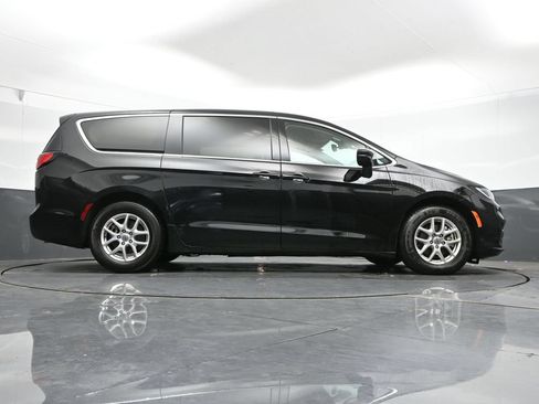 Used 2024 Chrysler Pacifica Touring-L FWD image 41