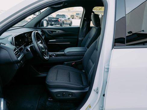 Used 2025 Chevrolet Traverse LT image 20