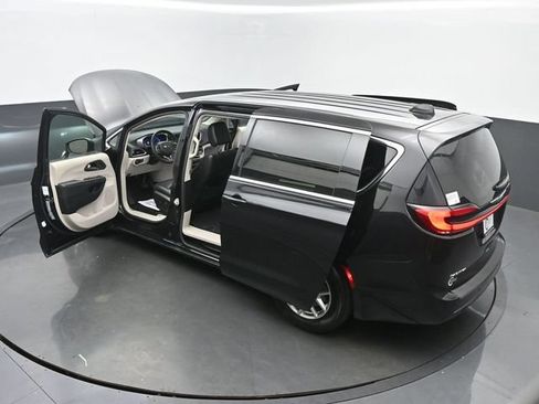 Used 2023 Chrysler Pacifica Touring-L FWD image 62