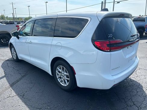 Used 2025 Chrysler Pacifica Select FWD image 7