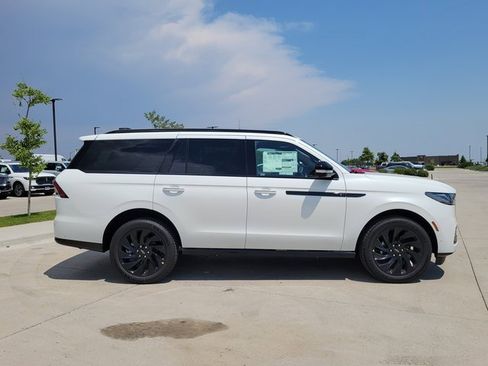 New 2025 Lincoln Navigator Reserve w/ Jet Appearance Package image 2