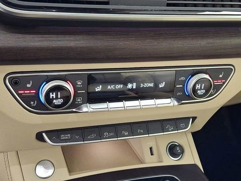 Used 2024 Audi Q5 e Prestige w/ Prestige Package image 17