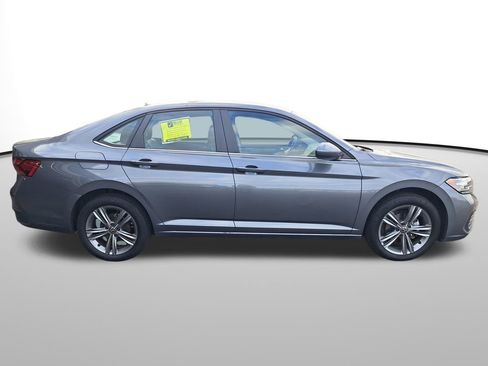 Used 2024 Volkswagen Jetta SE image 5