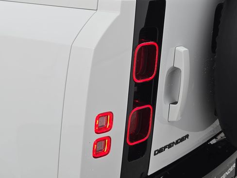 Certified 2025 Land Rover Defender 110 X-Dynamic SE image 34