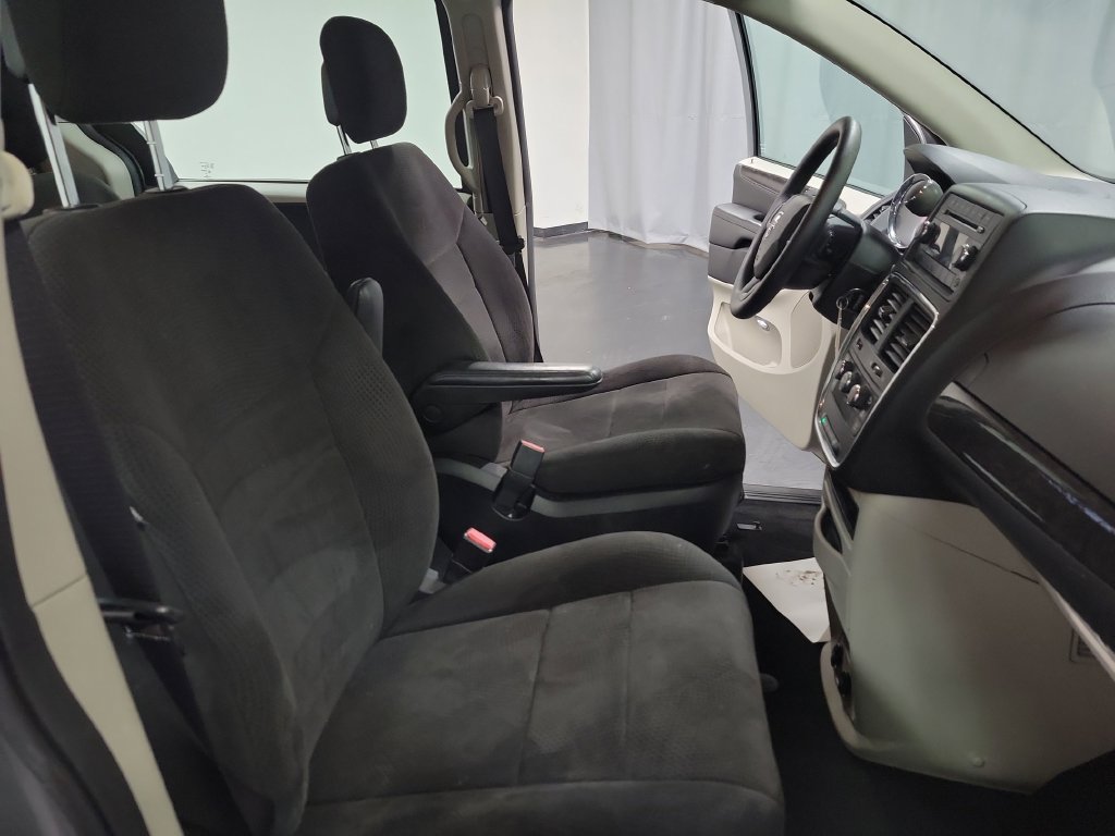 Used 2013 Dodge Grand Caravan American Value Package FWD image 32