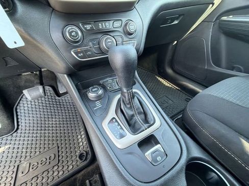 Used 2016 Jeep Cherokee Latitude w/ Cold Weather Group AWD/4WD image 15