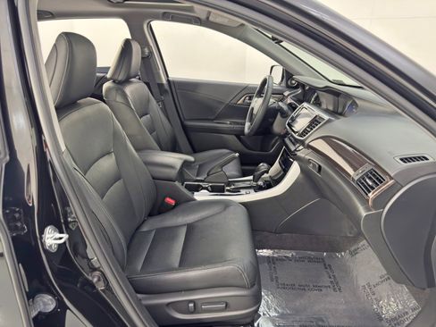Used 2017 Honda Accord Touring image 14