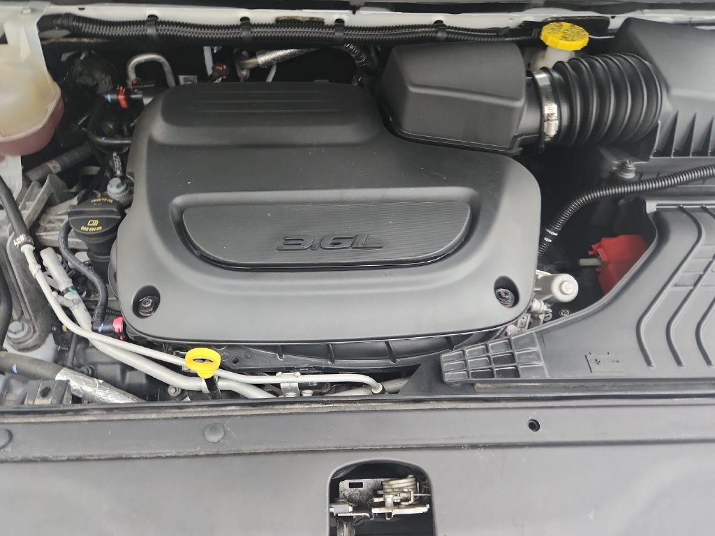 Certified 2024 Chrysler Pacifica Touring-L FWD image 38