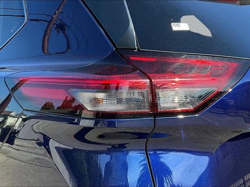 Used 2025 Nissan Rogue SV AWD/4WD image 23